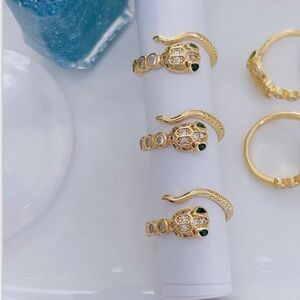 Elegant Gold and Green Snake Ring